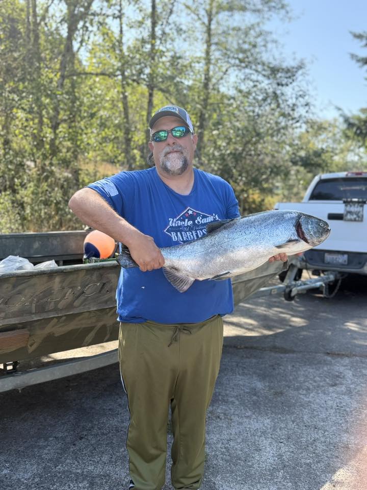 Tim Deaver with a fall chinook caught at the mouth of the Cowlitz River on the Tater Tot